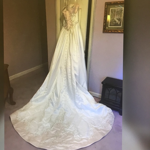 Beautiful beaded wedding dress. - Picture 3 of 5